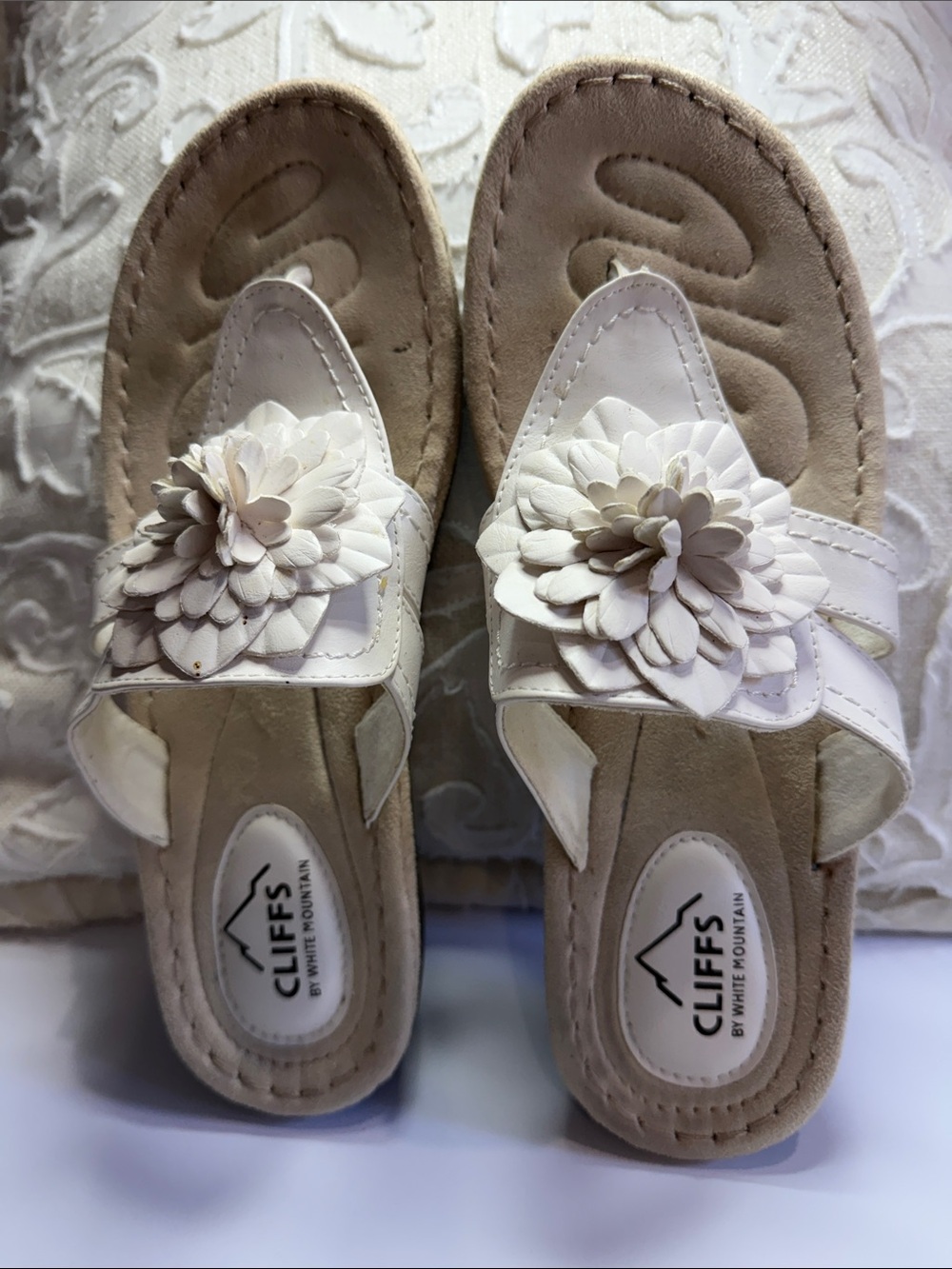 Cliffs by WHITE MOUNTAIN White Floral Slip-On Sandals never Worn